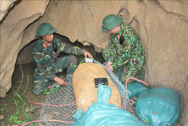 山萝省成功销毁战争遗留的一枚500公斤重炸弹 ảnh 1