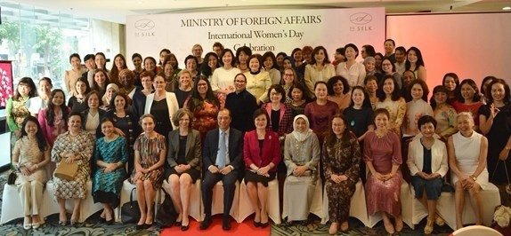 越南外交部举行“三八”国际妇女节各国和国际组织驻河内女大使、女首席代表见面会 ảnh 1 越南外交部举行“三八”国际妇女节各国和国际组织驻河内女大使、女首席代表见面会 ảnh 1
