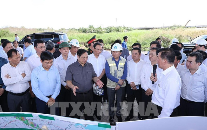 越南政府总理范明政对胡志明市基础设施发展项目进行实地考察 ảnh 2 越南政府总理范明政对胡志明市基础设施发展项目进行实地考察 ảnh 2