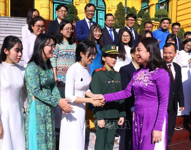越南国家副主席武氏映春会见2022年青年科技人才代表团 ảnh 1
