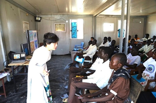 在阿卜耶伊的越南蓝色“贝雷帽”老师 ảnh 1 在阿卜耶伊的越南蓝色“贝雷帽”老师 ảnh 1