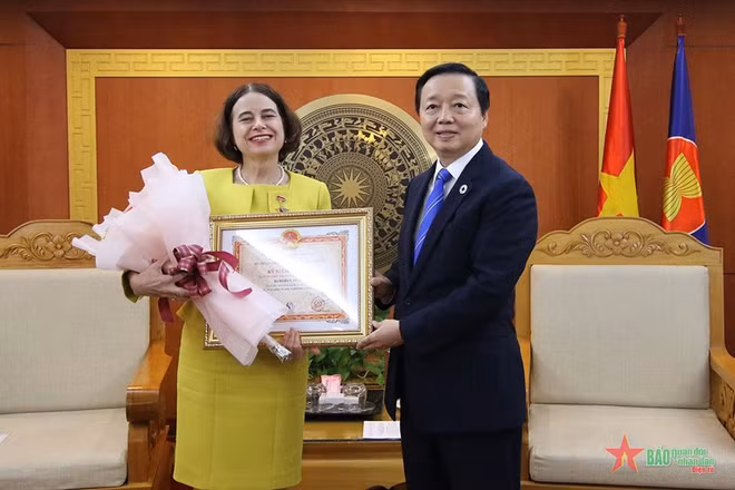 澳大利亚驻越南大使荣获越南“致力于自然资源与环境事业纪念章” ảnh 1