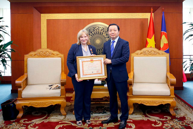 美国国际开发署两名女士获越南自然资源与环境部贡献奖 ảnh 1 美国国际开发署两名女士获越南自然资源与环境部贡献奖 ảnh 1