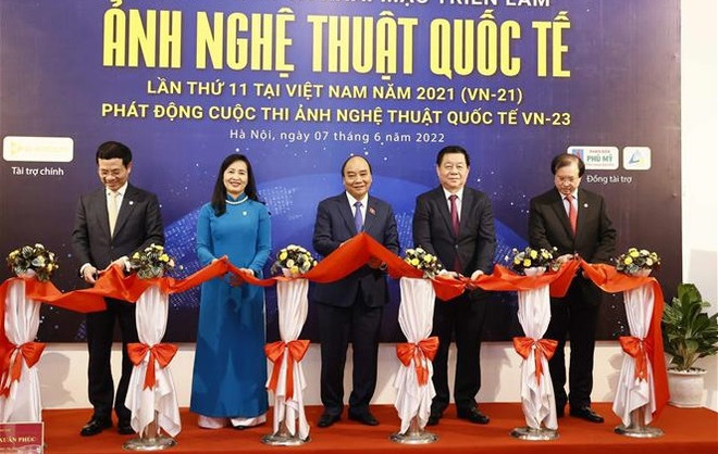 越南国家主席阮春福出席2021年第11届越南国际艺术摄影展 ảnh 2 越南国家主席阮春福出席2021年第11届越南国际艺术摄影展 ảnh 2