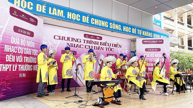 将民族乐器带入首都的各所高中学校 ảnh 1 将民族乐器带入首都的各所高中学校 ảnh 1