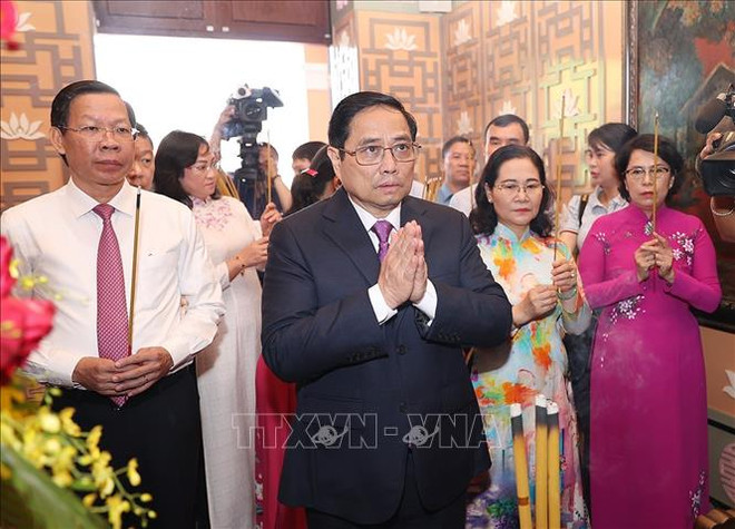 越南政府总理范明政敬香缅怀胡志明主席 ảnh 1 越南政府总理范明政敬香缅怀胡志明主席 ảnh 1