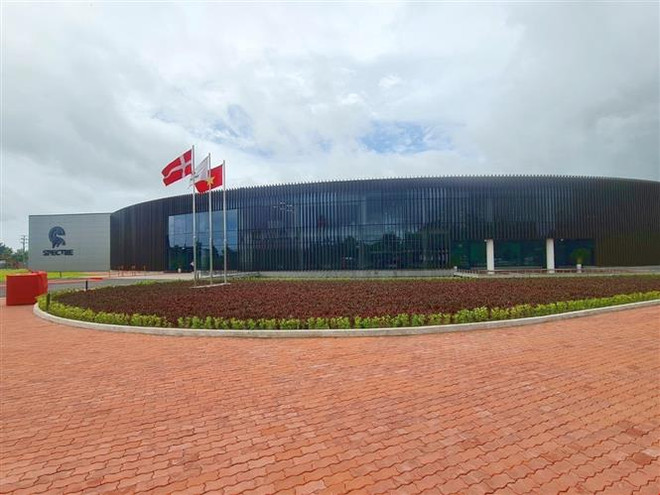 一家投资总额达1100万美元的高科技服装生产厂在安江省落成 ảnh 1