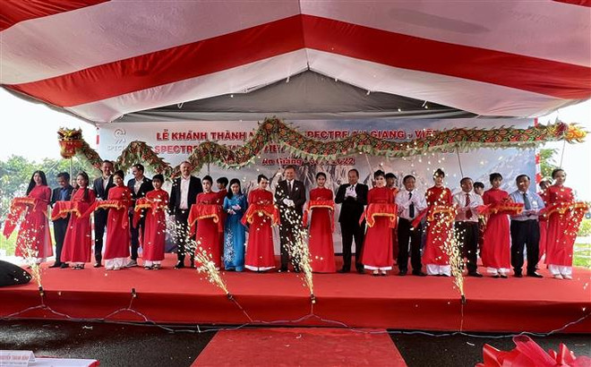 一家投资总额达1100万美元的高科技服装生产厂在安江省落成 ảnh 2