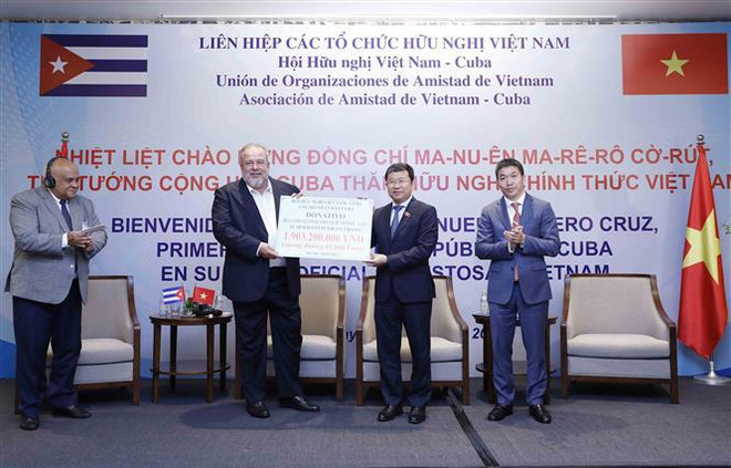 古巴总理曼努埃尔·克鲁斯亲切会见越古友好协会领导和会员 ảnh 1