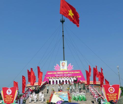 “统一江山”升旗仪式在广治省隆重举行 ảnh 1 “统一江山”升旗仪式在广治省隆重举行 ảnh 1