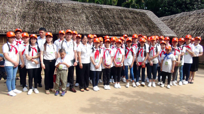 旅居海外越南人国家委员会领导与越裔老挝儿童会面 ảnh 1