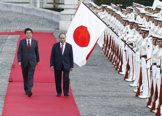 日本首相安倍晋三举行隆重仪式 欢迎越南政府总理阮春福访日 ảnh 1 日本首相安倍晋三举行隆重仪式 欢迎越南政府总理阮春福访日 ảnh 1