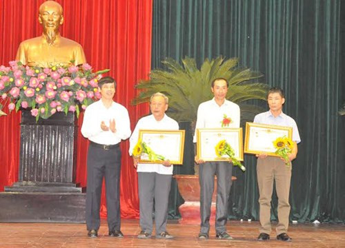 清化省向216位母亲授予和追授“越南英雄母亲”称号 ảnh 1