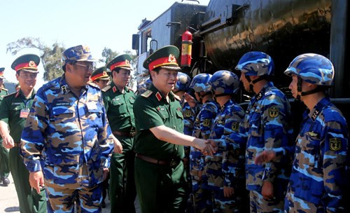 越南国防部部长吴春历到海军军种考察调研 ảnh 1