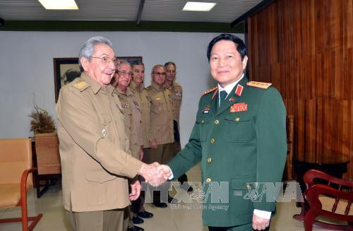 古巴国务委员会主席劳尔・卡斯特罗会见越南国防部长吴春历 ảnh 1