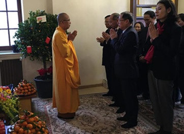 旅法越南人举行年初入寺拜佛活动 ảnh 1