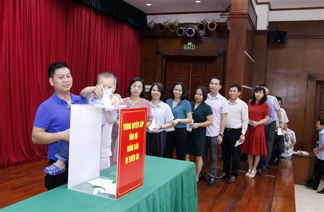 旅居老挝越南人为老挝灾民捐款 ảnh 1