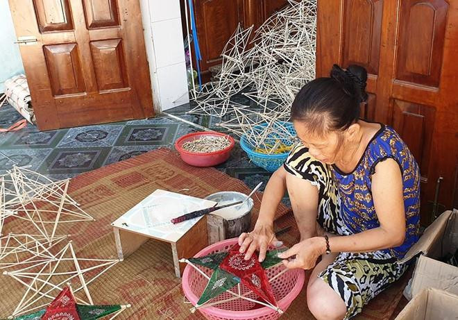 报答村村民努力保护地方传统灯笼制作业 ảnh 1 报答村村民努力保护地方传统灯笼制作业 ảnh 1