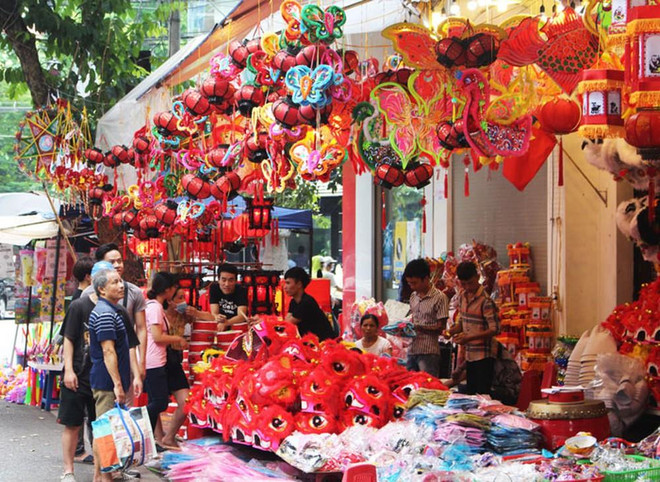 首都河内冯兴壁画街灯笼高挂迎中秋 ảnh 1