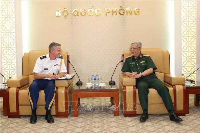 越南国防部副部长阮志咏上将会见美国驻越南大使馆国防武官 ảnh 1 越南国防部副部长阮志咏上将会见美国驻越南大使馆国防武官 ảnh 1