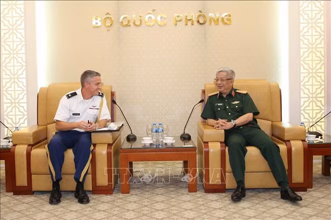越南国防部副部长阮志咏上将会见美国驻越南大使馆国防武官 ảnh 1