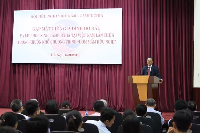 第五次越南柬埔寨留学生与寄宿越南家庭见面会在河内举行 ảnh 2
