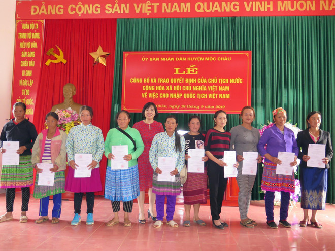越南山萝省近300名老挝公民入籍越南 ảnh 1 越南山萝省近300名老挝公民入籍越南 ảnh 1