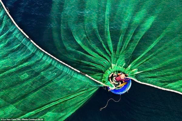 越南摄影家黎文荣作品《富安渔民》获得人与自然组冠军 ảnh 1