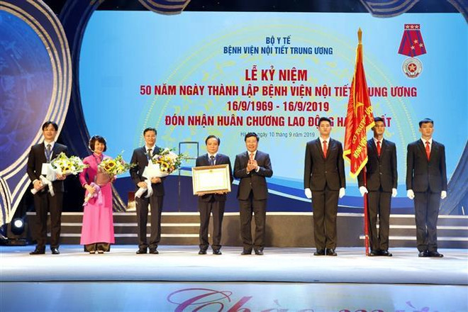 越南中央内分泌科医院成立50周年纪念典礼在河内举行 ảnh 2 越南中央内分泌科医院成立50周年纪念典礼在河内举行 ảnh 2