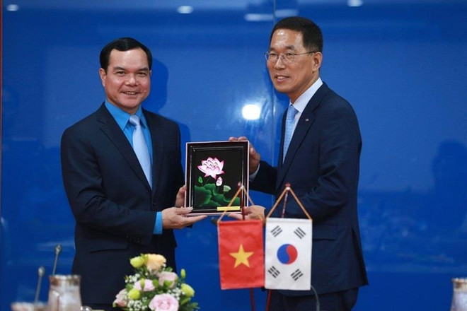 越南劳动总联合会主席会见韩国工会联合会代表团 ảnh 1 越南劳动总联合会主席会见韩国工会联合会代表团 ảnh 1