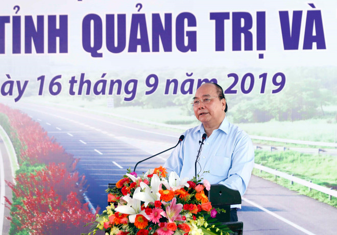 政府总理阮春福出席2017-2020年阶段东部北南高速公路甘露-罗山路段建设项目动工兴建仪式 ảnh 2 政府总理阮春福出席2017-2020年阶段东部北南高速公路甘露-罗山路段建设项目动工兴建仪式 ảnh 2