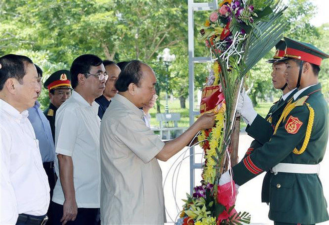 阮春福在广治省上香缅怀英雄烈士 ảnh 2 阮春福在广治省上香缅怀英雄烈士 ảnh 2