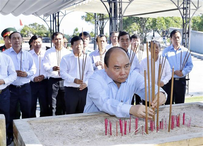 阮春福在广治省上香缅怀英雄烈士 ảnh 1 阮春福在广治省上香缅怀英雄烈士 ảnh 1