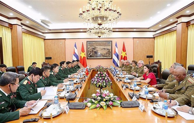 越南人民军高级军事代表团同古巴高级军事代表团举行会谈 ảnh 2 越南人民军高级军事代表团同古巴高级军事代表团举行会谈 ảnh 2