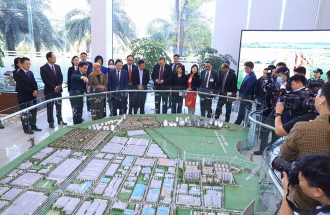 新加坡总统造访北宁省越南新加坡工业区 ảnh 2 新加坡总统造访北宁省越南新加坡工业区 ảnh 2