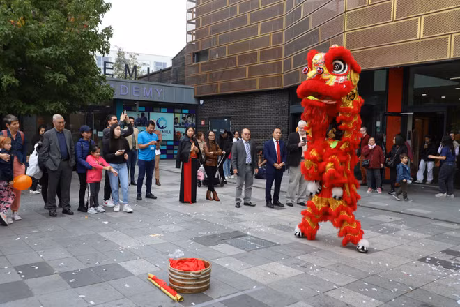 旅英越南人的秋之节亮相英国伦敦 ảnh 1 旅英越南人的秋之节亮相英国伦敦 ảnh 1