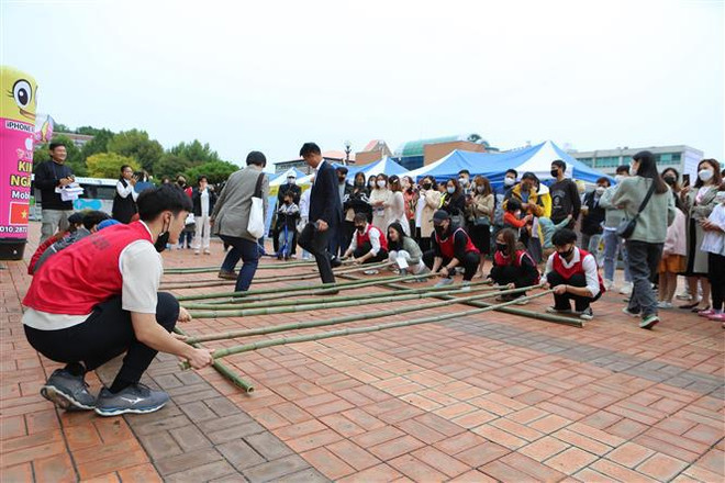 第六届越南文化节暨越南劳务派遣人员见面会在光州市朝鲜大学举行 ảnh 2 第六届越南文化节暨越南劳务派遣人员见面会在光州市朝鲜大学举行 ảnh 2