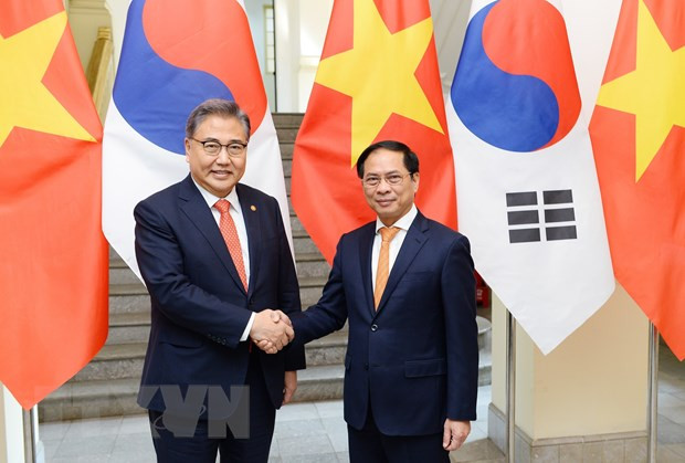 越南外长裴青山与韩国外长朴振举行会谈 ảnh 1 越南外长裴青山与韩国外长朴振举行会谈 ảnh 1