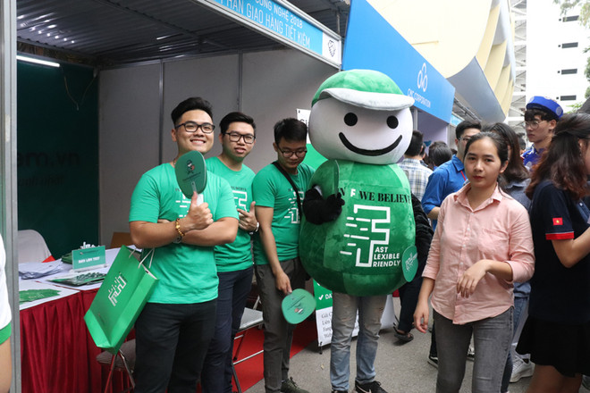 2018年国民经济大学招聘会吸引众多大学生参加 ảnh 2 2018年国民经济大学招聘会吸引众多大学生参加 ảnh 2