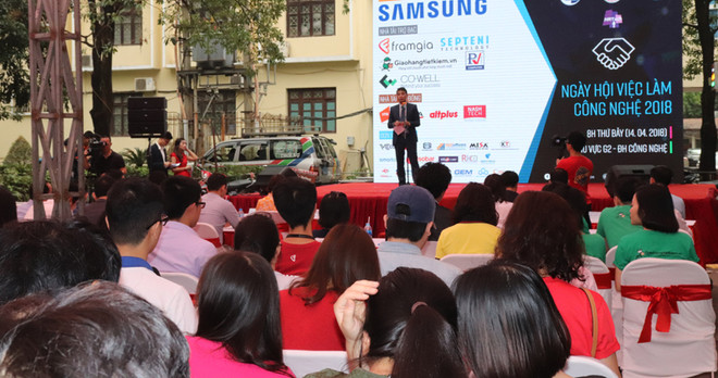 2018年国民经济大学招聘会吸引众多大学生参加 ảnh 1 2018年国民经济大学招聘会吸引众多大学生参加 ảnh 1