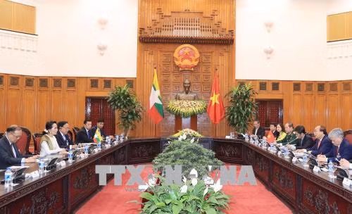 政府总理阮春福与缅甸国务资政兼外长昂山素季举行会谈 ảnh 2