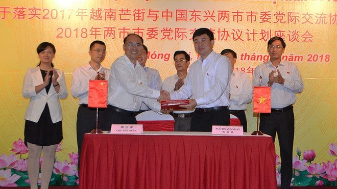 越南广宁省芒街市与中国东兴市签署落实2018年两市市委党际交流协议的备忘录 ảnh 1