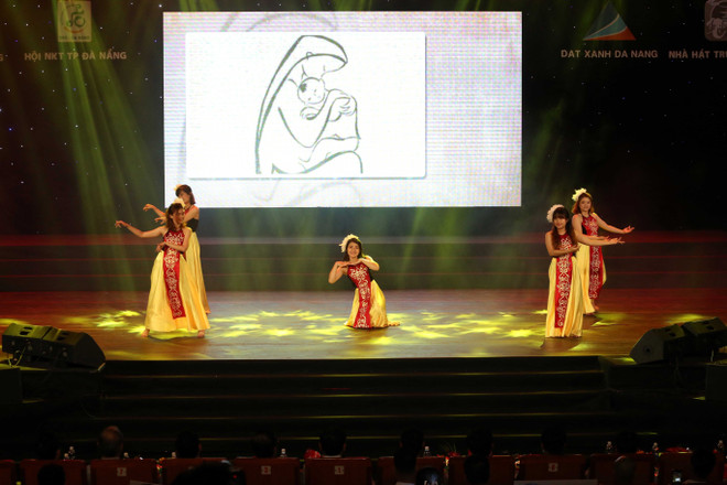 岘港市首次举行“心与心相连”文艺晚会 ảnh 1 岘港市首次举行“心与心相连”文艺晚会 ảnh 1