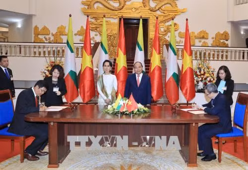 政府总理阮春福与缅甸国务资政兼外长昂山素季举行会谈 ảnh 3