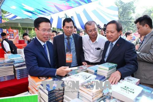 第五次越南图书日系列活动正式开幕 ảnh 2 第五次越南图书日系列活动正式开幕 ảnh 2