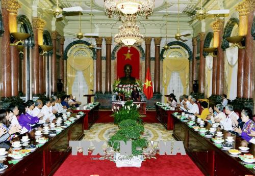 邓氏玉盛会见前江省革命战争时期有功人员代表团 ảnh 1