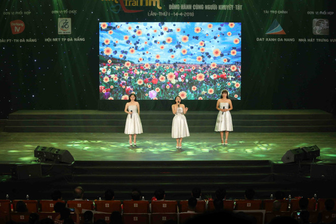 岘港市首次举行“心与心相连”文艺晚会 ảnh 2 岘港市首次举行“心与心相连”文艺晚会 ảnh 2