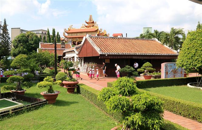 全国四面八方游客前来育青学校遗迹区缅怀胡主席 ảnh 1