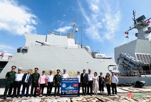 越南驻菲律宾大使探访015“陈兴道”号舰 ảnh 1 越南驻菲律宾大使探访015“陈兴道”号舰 ảnh 1