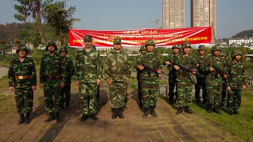 老街省边防部队与中国红河州公安边防支队开展2018年首次边境联合巡逻活动 ảnh 2